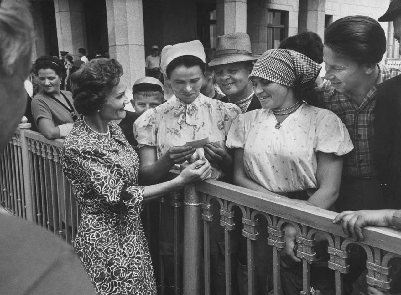 Патрисия Никсон беседует с советскими женщинами в Москве, фото